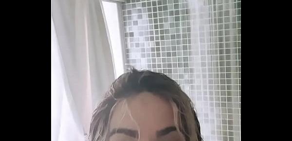  Anitta Vaza Seios Enquanto Toma Banho